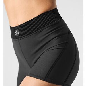 ALO airlift S ho r t